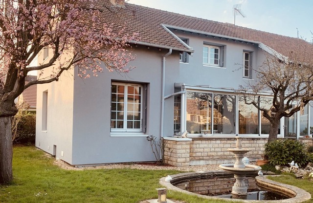 Atypical house with a beautiful flower garden 25 minutes from Paris