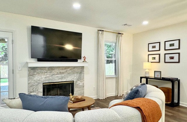 Aubie's Abode - A Boutique Townhouse- Walk to Downtown and Campus!