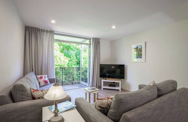 Auckland City Escape: Modern Home with Spa Pool