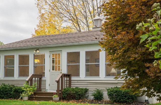 August/Sept.specials on newly remodeled cottage with AC. May also book 2664590