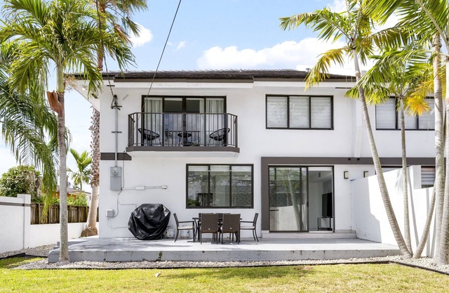 August & September Sale! Private Yard & Grill, Near Coral Gables & MIA Airport