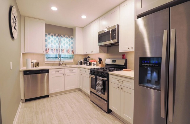 Aurora Apartment W/Laundry, and Garage. Close to I-88 and Train Station