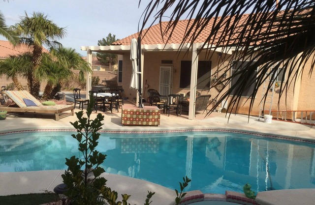 Aurora Bungalow House. 3 bdrm, Private Pool/Spa, 3 hole Putting Green