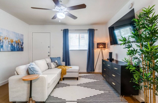 Austin Central | Pet-Friendly | 10 Min to Downtown