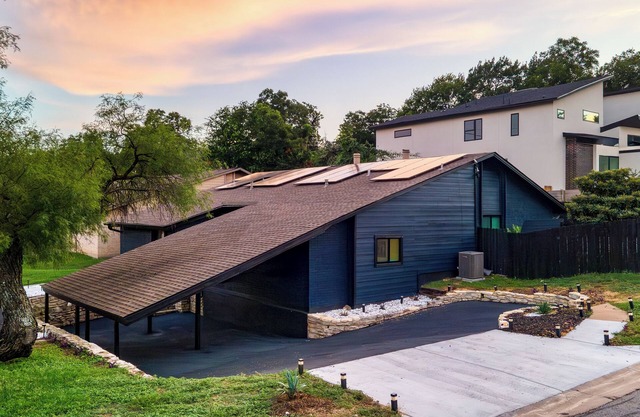 Austin Escape, Prime Location + Shared Yard Oasis | Fairlawn Buyout by AvantStay