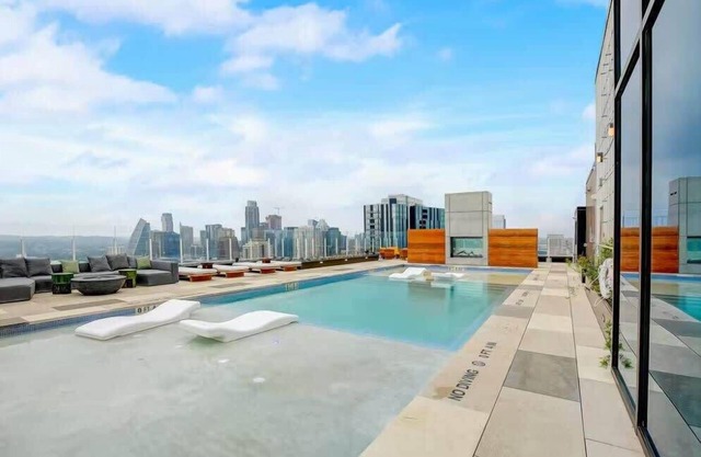 Austin Texas |Heated Rooftop Pool| by Barclé
