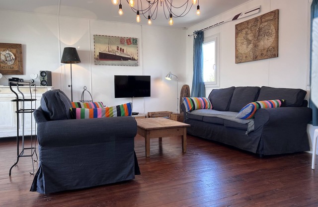 Authentic and cosy chalet in Gruissan Plage with the Mediterranean 300 m away