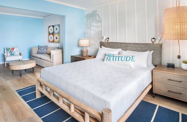 Authentic Beach Experience Room w/Lively Pool Bar, Onsite Parking Available