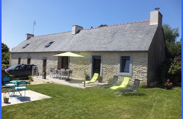 Authentic Breton cottage in the countryside, close to services and the sea.