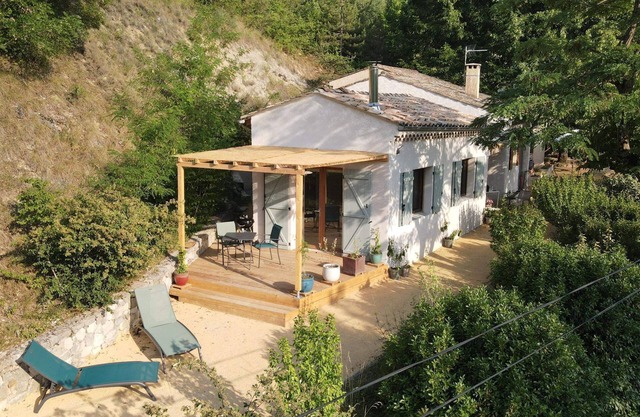 Authentic gîte, nature, calm, swimming pool, relaxation, activities and scents