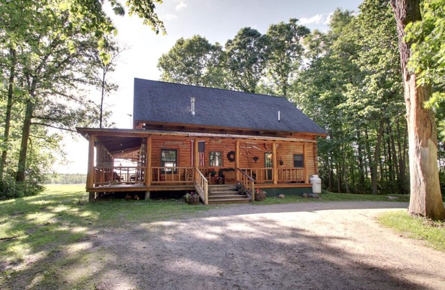 Authentic Log Cabin! - Mountain Views-Campfires FREE wood - Hot Tub - Near Lake