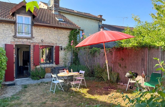 Authentic stone house with garden in Bayel