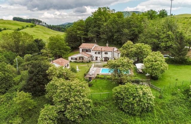 AUTUMN agr.LA GUINZA) Ideal for a large family.nGuaranteed relaxation and nature