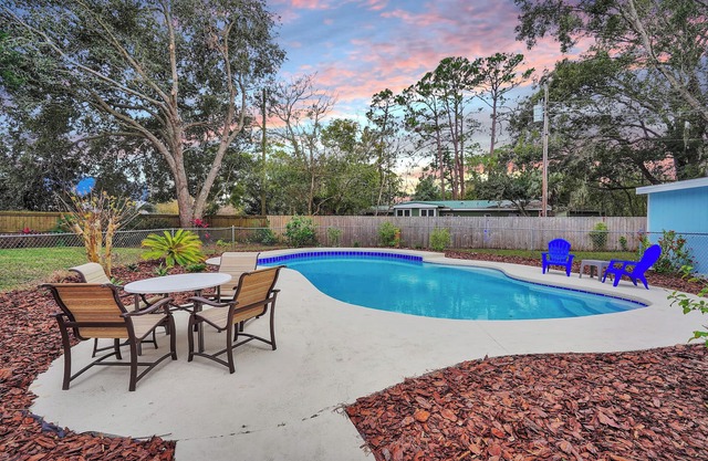 Autumn Deal! Beach Breeze~Apt~Pool & Grill~KingBed
