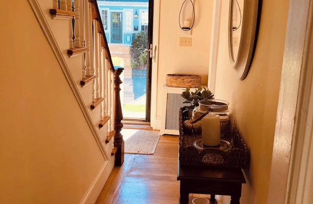 Avail Sept-June. Charming 3 bedroom home. Walk to shops, restaurants, Cliff Walk