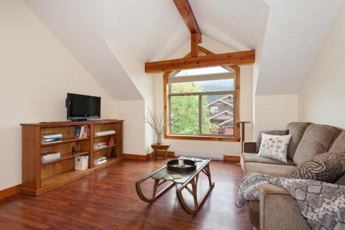 Available Thanksgiving Special Pemberton Valley 1 bedroom suite king size bed WIFI cable TV gorgeous views free parking walk to Village