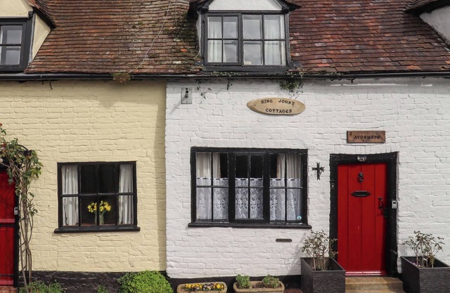AVONMEDE, pet friendly, character holiday cottage in Tewkesbury