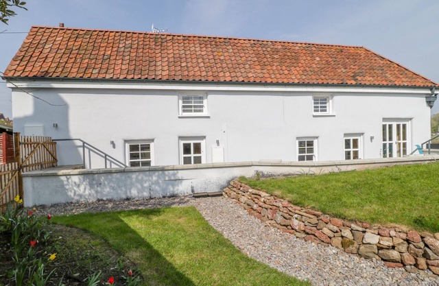 AVONSIDE COTTAGE, pet friendly, with a garden in Pill, Somerset