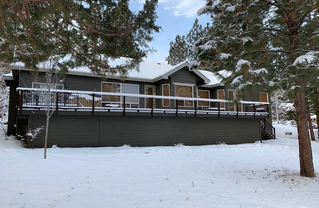 Awbrey Glen home in NW Bend- Beautiful & comfortable furnishings and amenities.