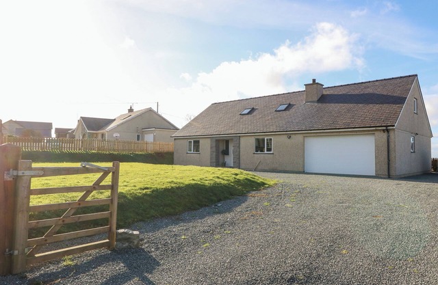 AWEL Y GRUG, pet friendly, with open fire in Aberdaron