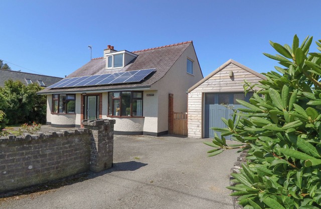 AWELFRYN, family friendly, character holiday cottage in Llanddeusant