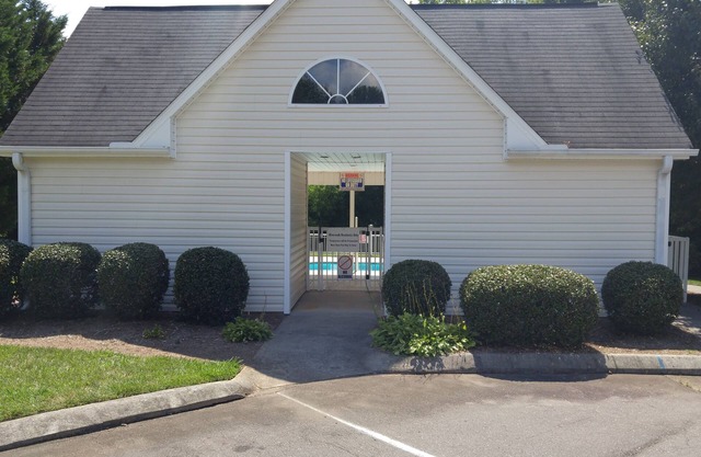 Awesome ! 2 Bedroom , 2 Bath, With A Swimming Pool!