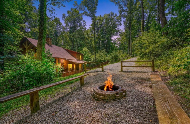Awesome 5 br lodge just minutes from Old Man's Cave!