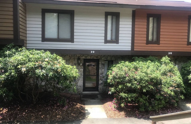 Awesome 7 Springs Townhouse - Sleeps 8. On Resort Premises. Wifi and More!