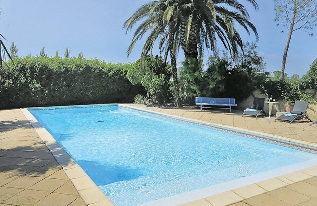 Awesome home in Arles