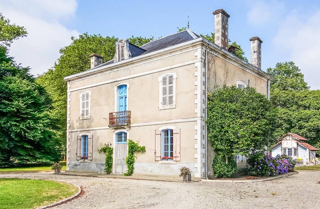 Awesome home in Beylongue