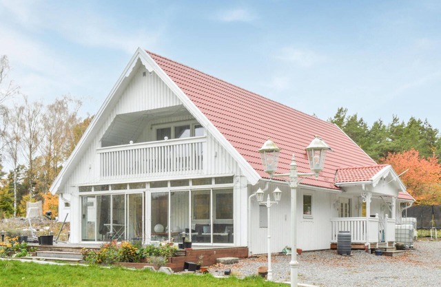 Awesome home in Djurhamn with kitchen