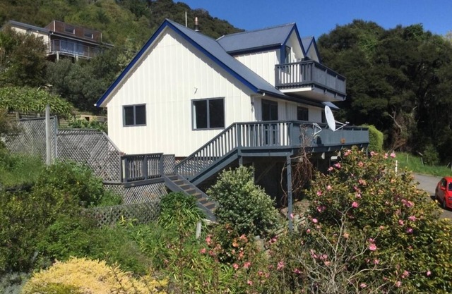 Awesome House , Warm and Sunny Holiday Home , Large Parking area for 2 Boats.