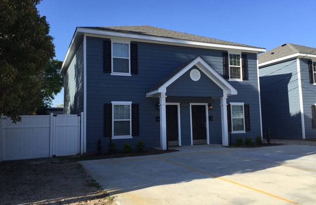 Awesome Location 2 Bedroom 2.5 Bath/Dog Friendly - 511B