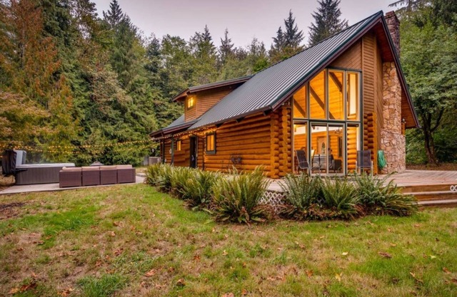 Awesome Log Home w/Separate Cabin on Two Acres, Pet Friendly, Hot Tub, Patio,15 Miles to Mt. Hood