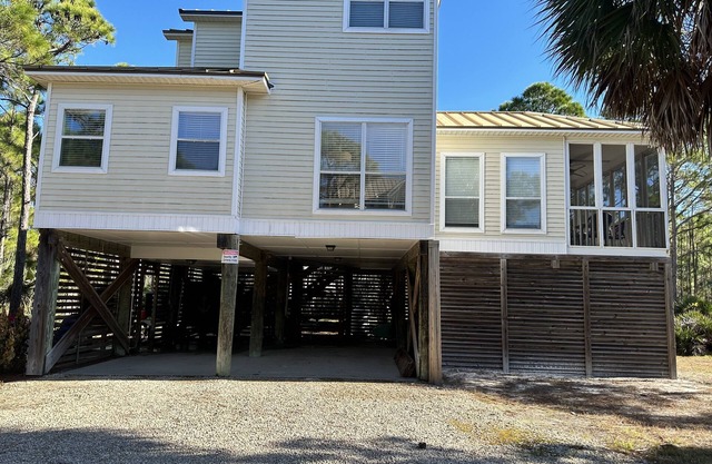 Awesome St George Island Home, Walk to Beach! PET FRIENDLY