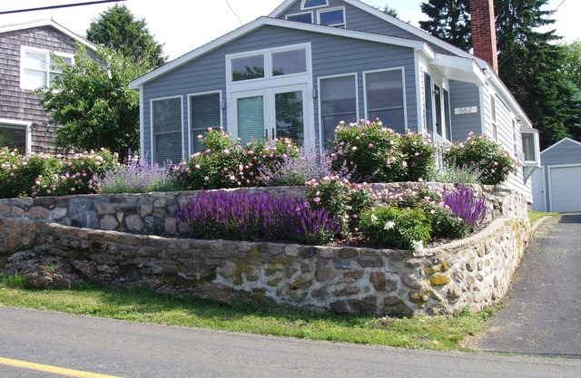 Awesome Views of Long Island Sound! Relax, swim, walk and feel the sea breezes!