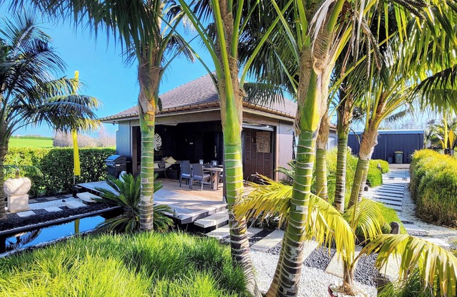 Awhitu Zen - Balinese Inspired Villa with Hot Tub