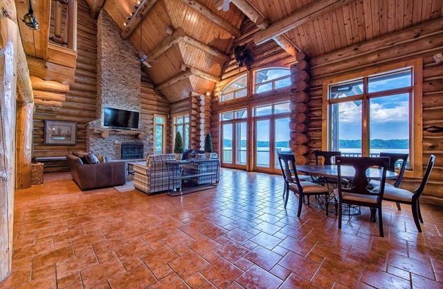 Azalea Retreat by Avantstay Sleeps 34 & Pool