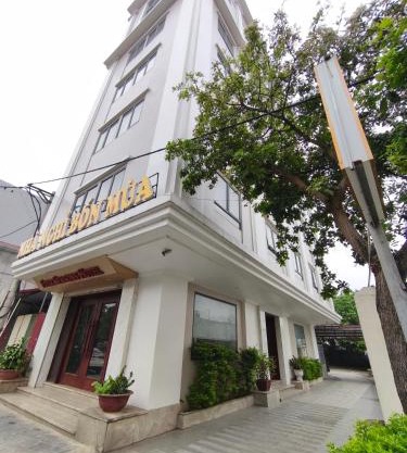 Bốn Mùa Hotel