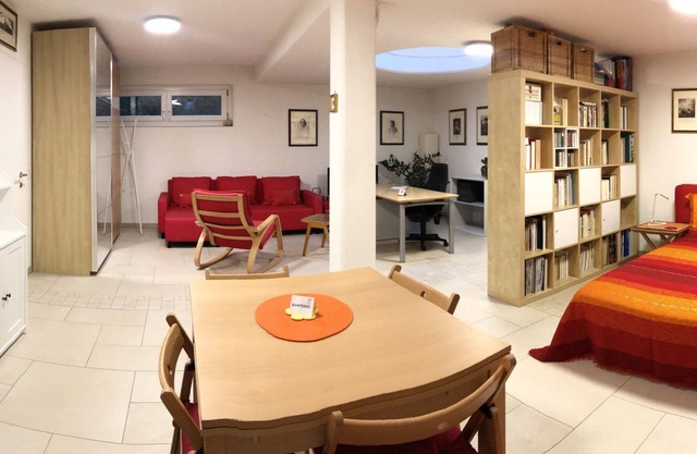 B&B Suite, free parking, top location, 2 Mins Walk To Metro Station & Danube