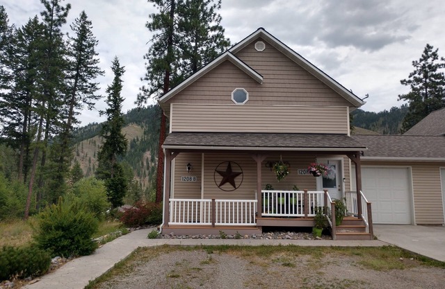B-Comfy downstairs 2bd/1ba Apartment available