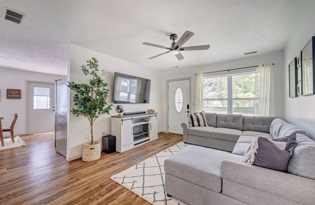B-Town Retreat~10min IU~2 K Beds~Huge Kitchen~Private Patio~Fire Pit+Ping Pong