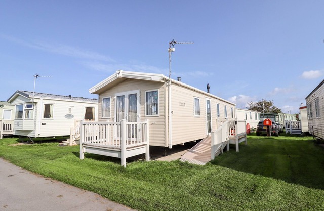 B15 TY GWYN, pet friendly, country holiday cottage in Towyn