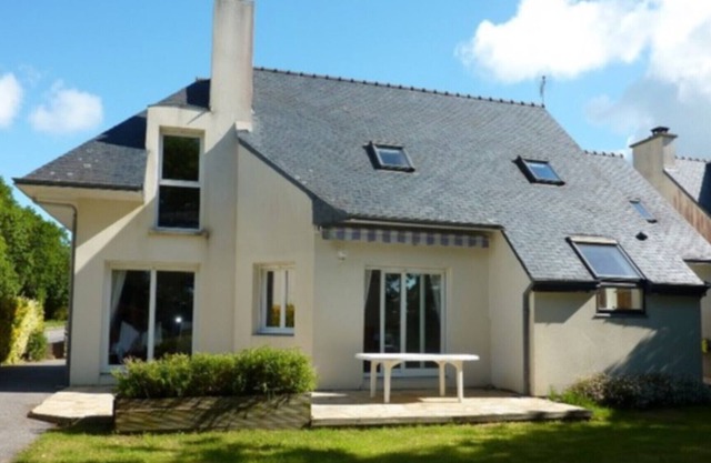 B7009 - VILLA WITH CLOSED GARDEN OF 300M2 1KM FROM THE BEACH OF TREZ TO BENODET