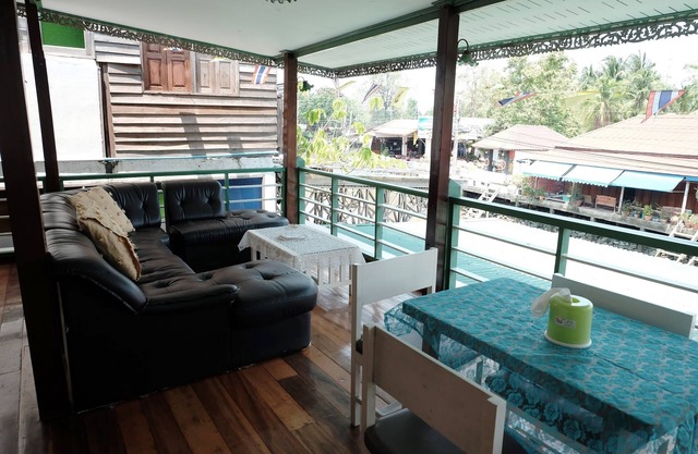 Baanrak Amphawa Homestay