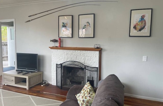 Bach 70 in Two Mile Bay and Pet Friendly