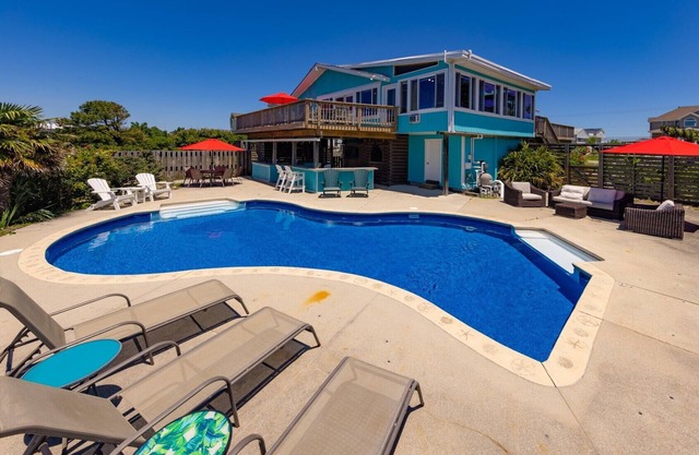Back Bay Dog- Pool, Hot Tub, Bay, Sleeps 13