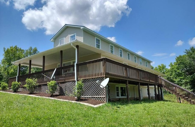 Backwoods Family Getaway! 3 Bedroom house!