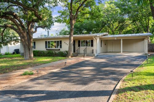 Backyard Oasis w/Pool, Hot-Tub, Grill & Fire Pit!