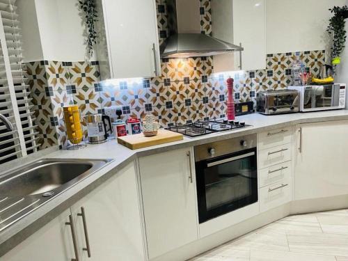 Bagshot PennyHill Camberley Ascot Luxury 2 Beds 1 Bath Sleeps 4 Pets OK Permit Parking
